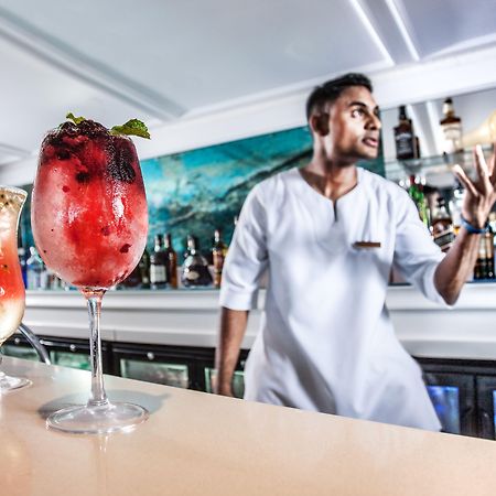 Beverly Hills Durban Exteriör bild A bartender at work
