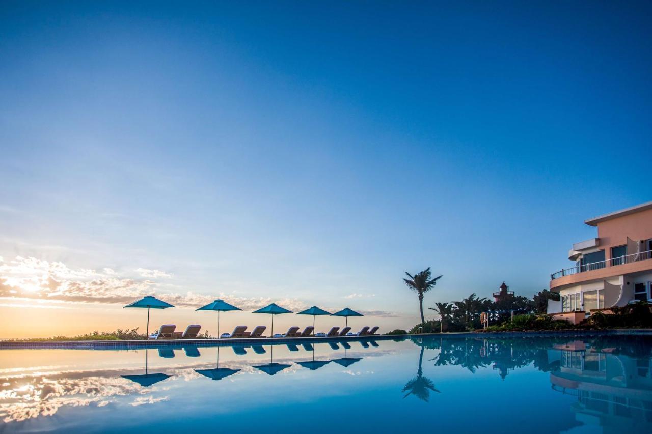 Beverly Hills Durban Exteriör bild The swimming pool at the resort