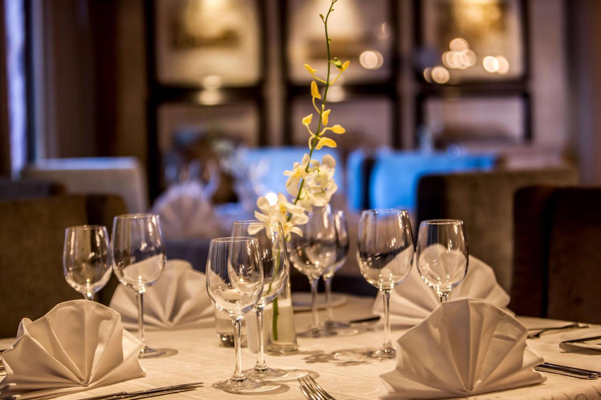 Beverly Hills Durban Exteriör bild A table set for fine dining