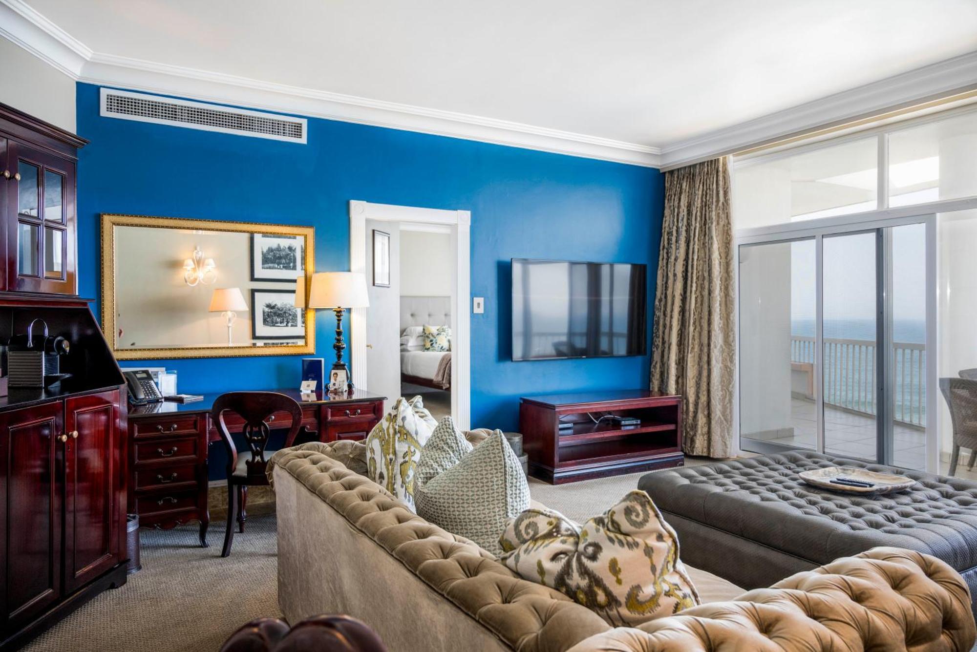 Beverly Hills Durban Exteriör bild A living room in a suite at Trump Ocean Club International Hotel and Tower