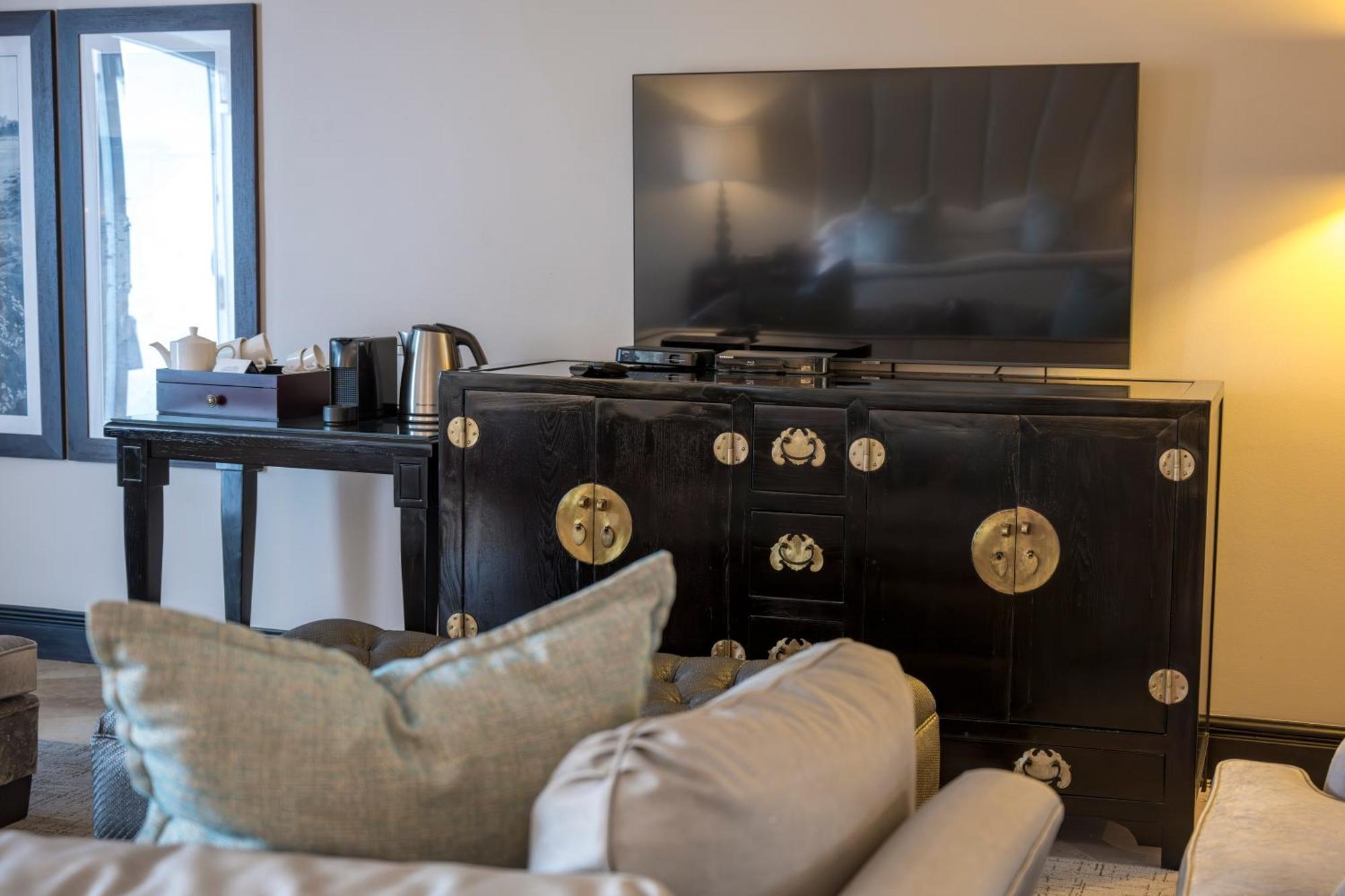 Beverly Hills Durban Exteriör bild A television in a hotel room