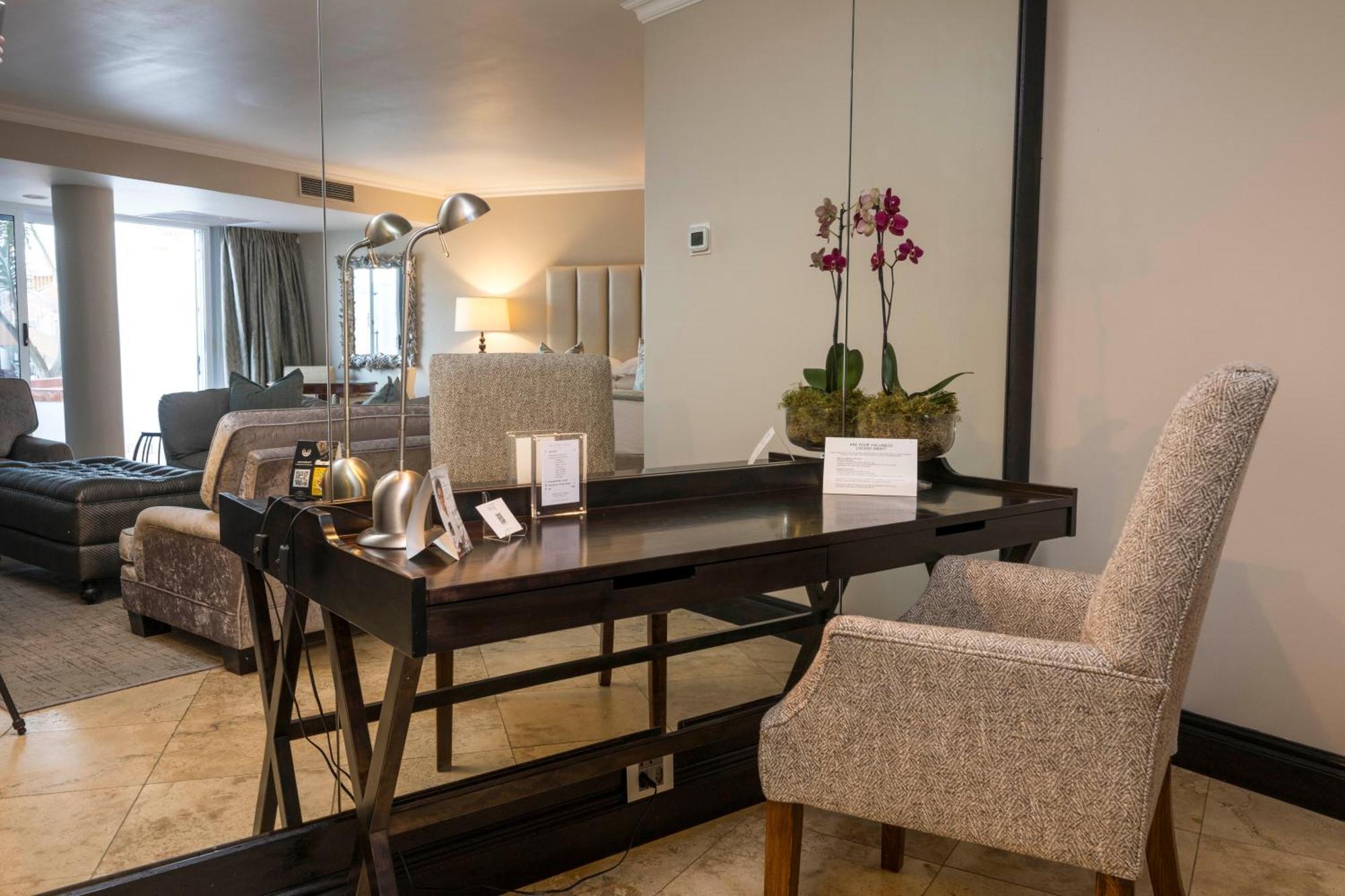 Beverly Hills Durban Exteriör bild A suite at the hotel