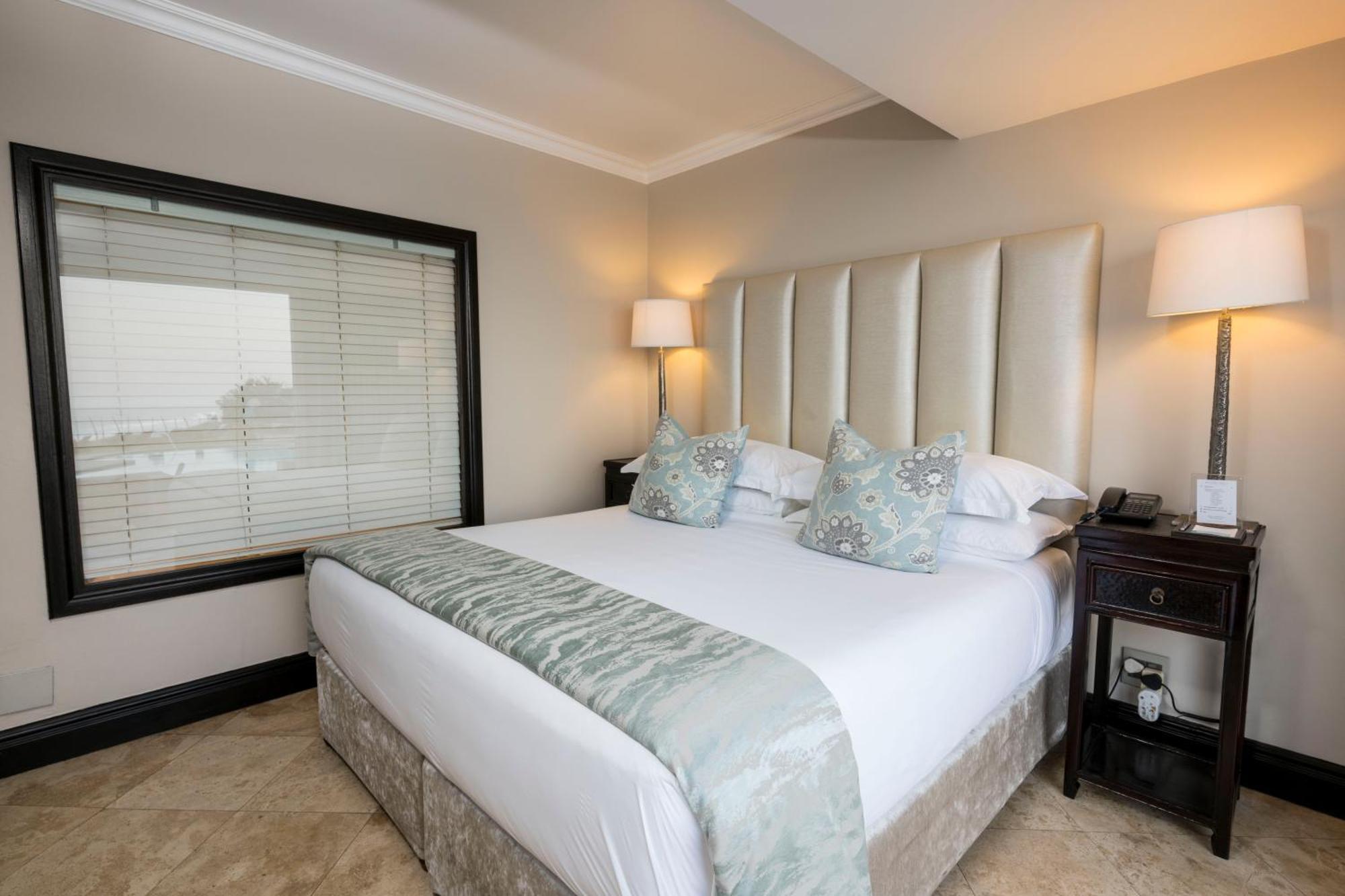 Beverly Hills Durban Exteriör bild A bedroom at the Taj Mahal Palace
