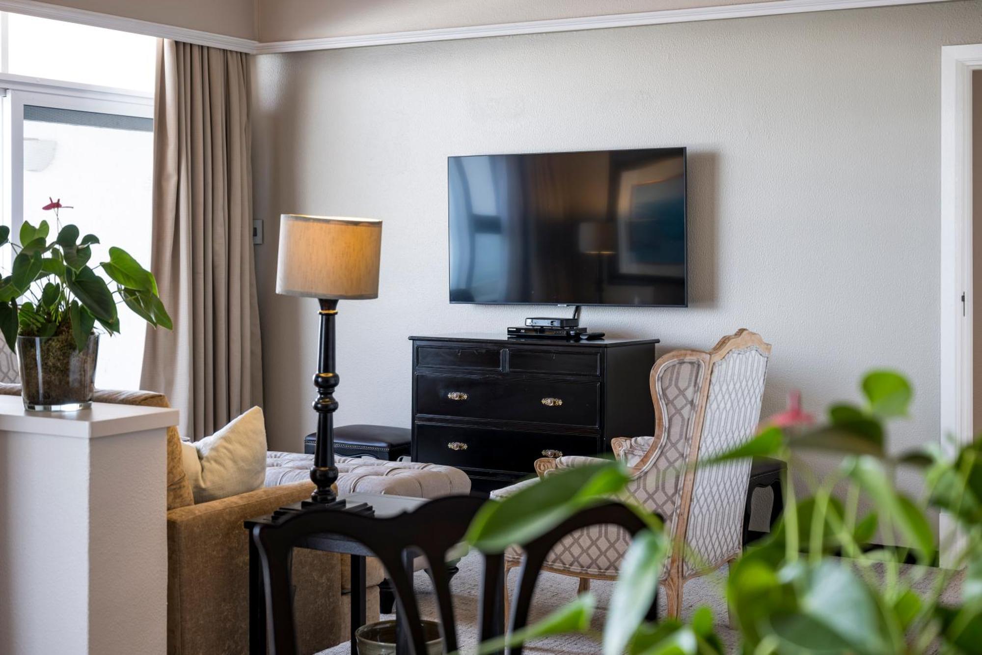 Beverly Hills Durban Exteriör bild A television set in a hotel room