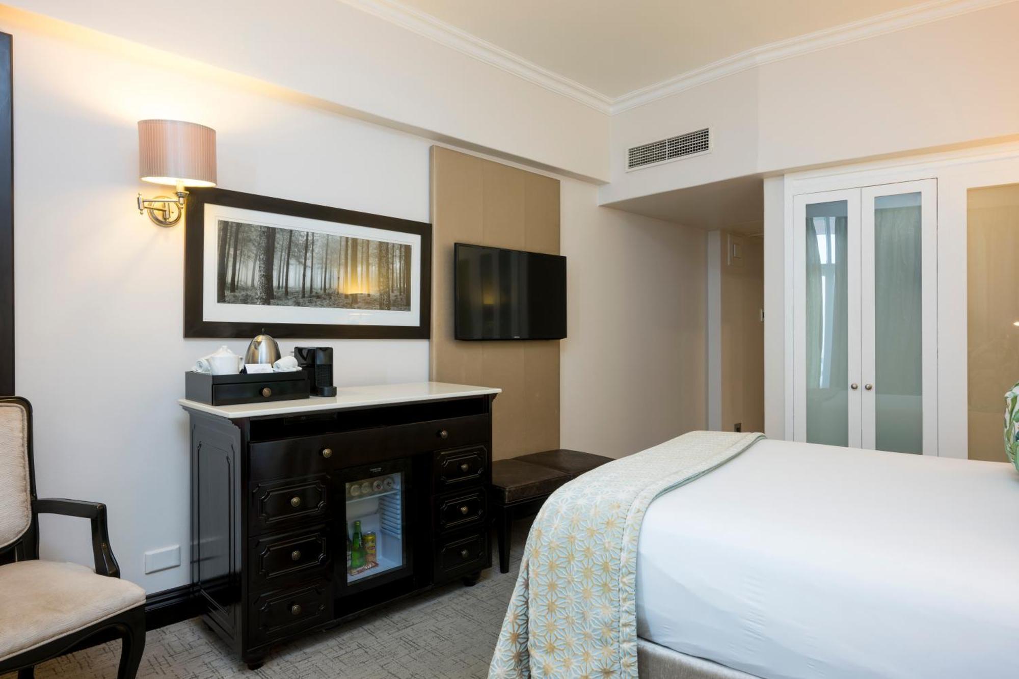 Beverly Hills Durban Exteriör bild A room at the hotel