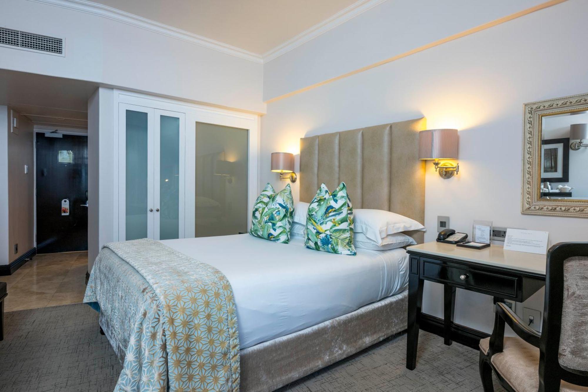Beverly Hills Durban Exteriör bild A bedroom at the hotel