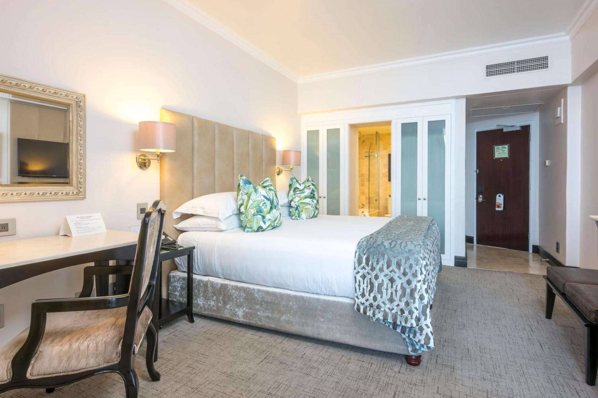 Beverly Hills Durban Exteriör bild A bedroom at the Cape Town Protea Hotel